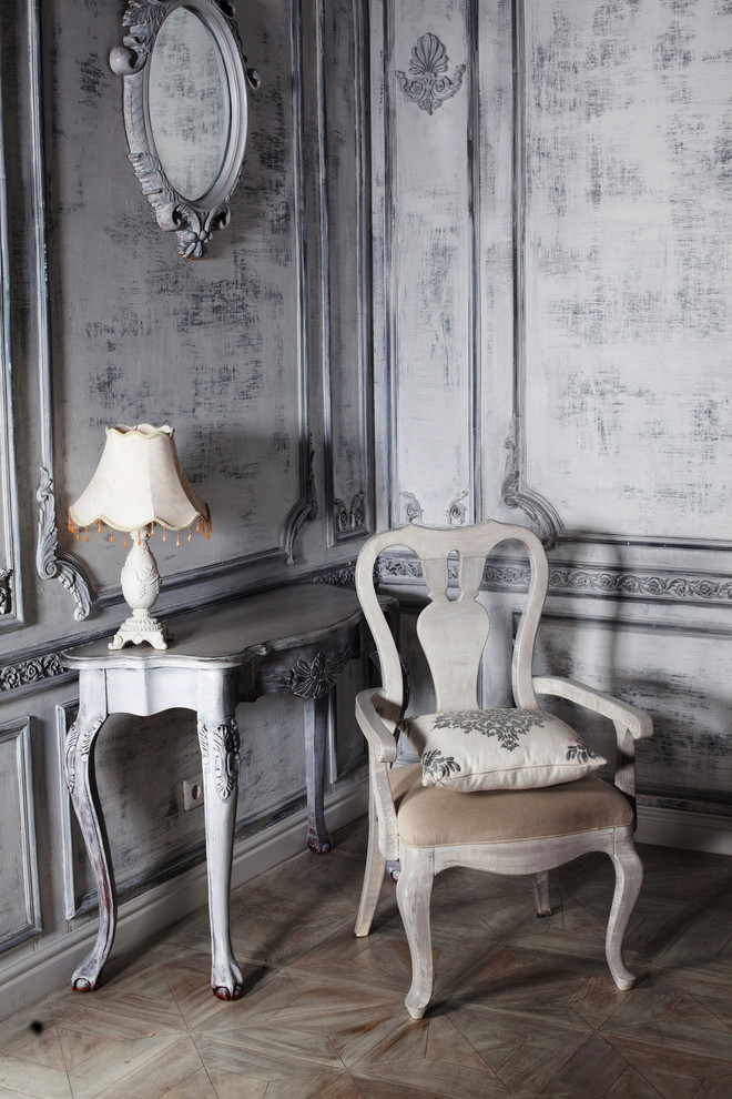 Источник вдохновения для домашнего уюта: коридор: освещение в стиле шебби-шик с серыми стенами