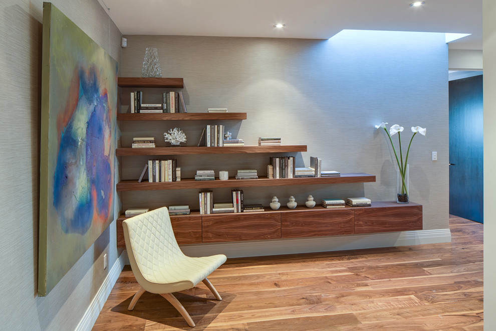 Réalisation d'un grand couloir minimaliste avec un mur blanc et un sol en bois brun.