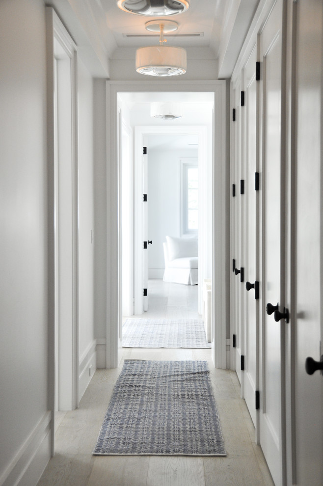 Idee per un ingresso o corridoio stile marinaro di medie dimensioni con pareti bianche, parquet chiaro e pavimento beige