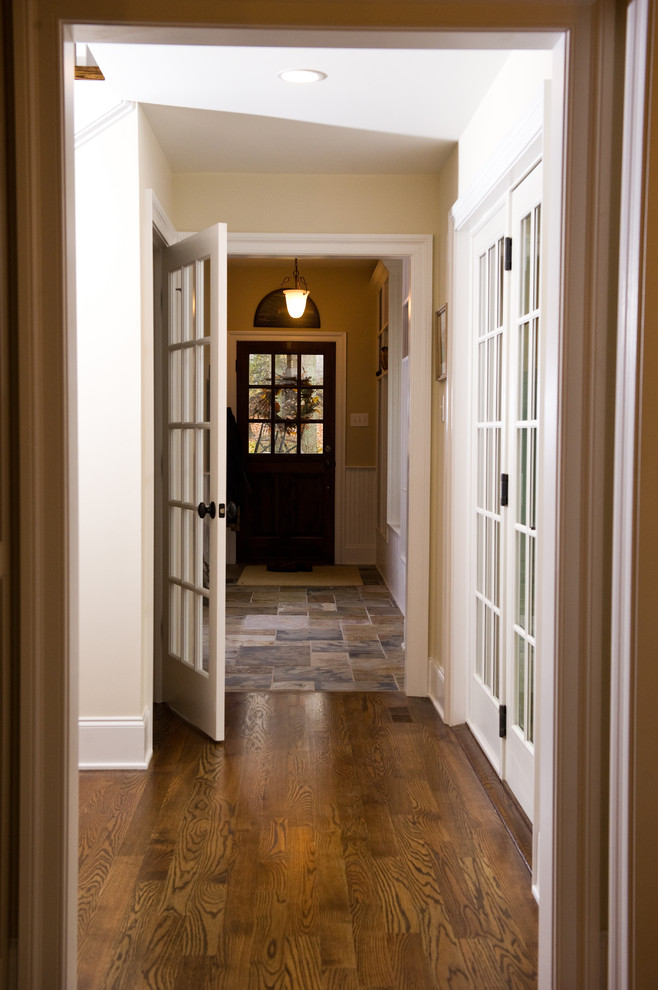 Immagine di un ingresso o corridoio classico di medie dimensioni con pavimento in legno massello medio