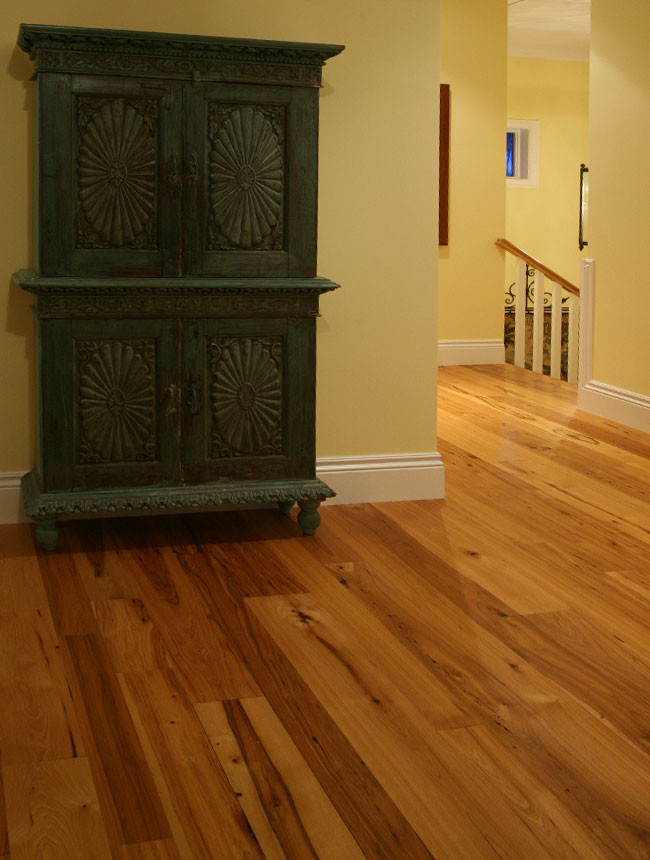 Immagine di un ingresso o corridoio classico con pareti gialle e pavimento in legno massello medio