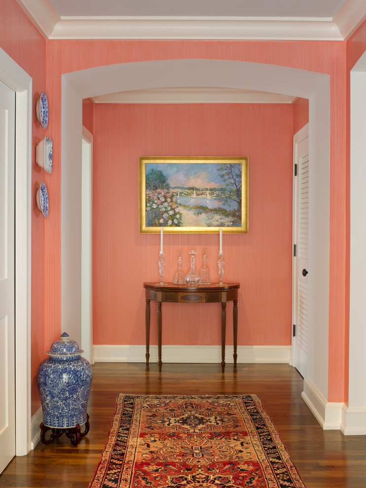 Стильный дизайн: коридор среднего размера в стиле фьюжн с розовыми стенами и темным паркетным полом - последний тренд