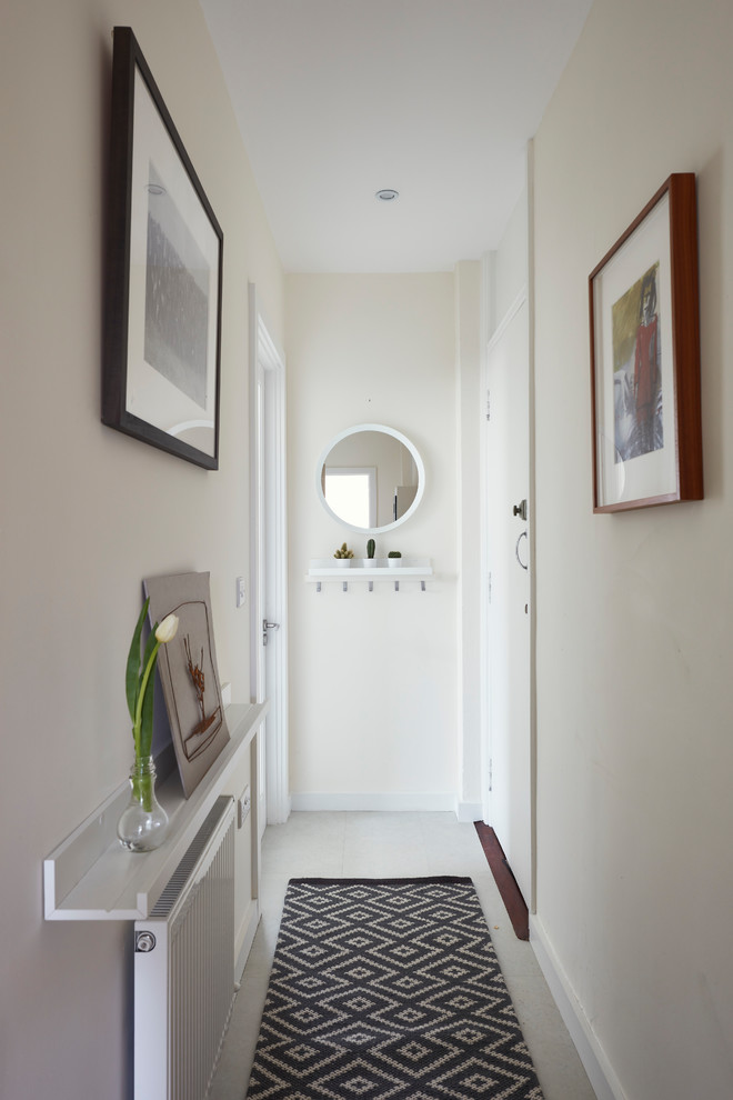 Пример оригинального дизайна: коридор среднего размера в современном стиле с белыми стенами, полом из винила и бежевым полом