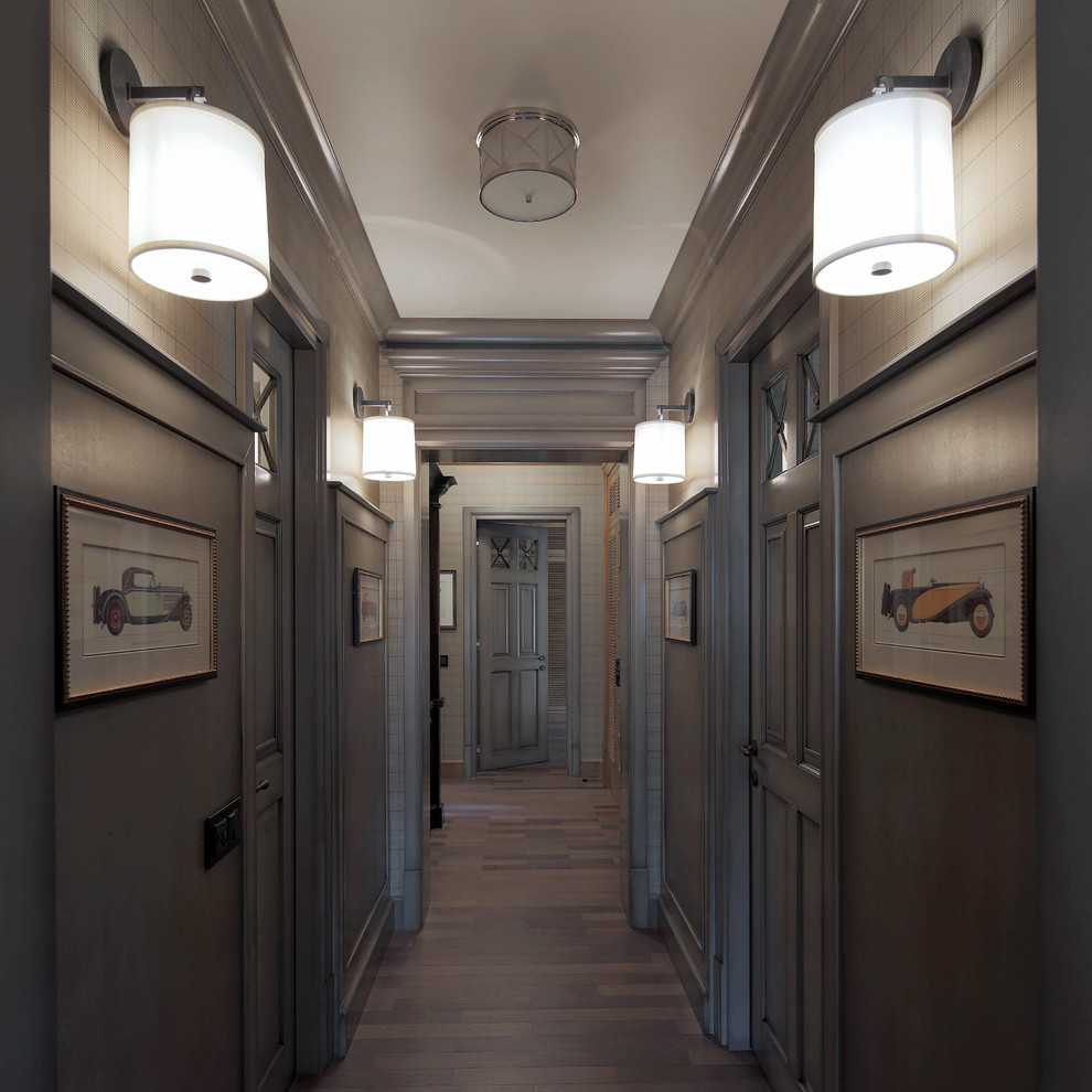 Пример оригинального дизайна: коридор в классическом стиле с коричневыми стенами и темным паркетным полом