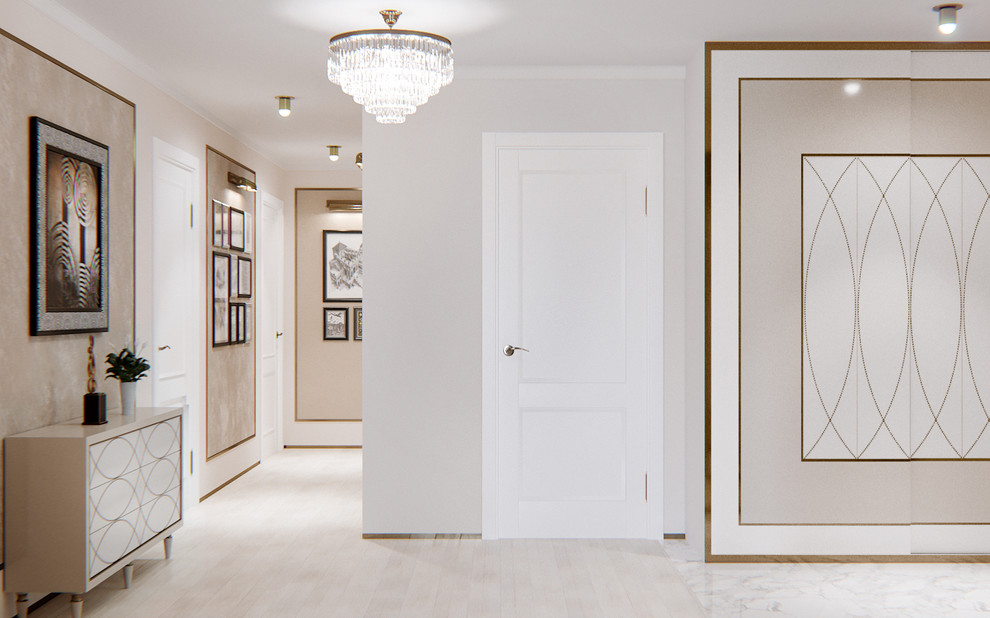 Exemple d'un couloir moderne de taille moyenne avec un mur beige, parquet clair et un sol beige.