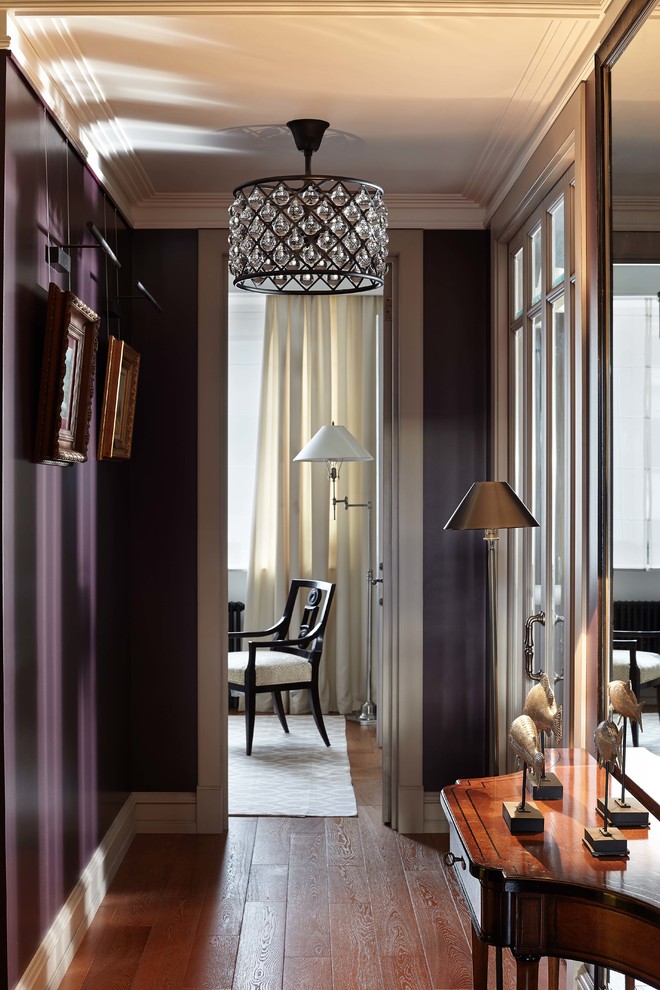 Идея дизайна: коридор: освещение в классическом стиле с фиолетовыми стенами и паркетным полом среднего тона