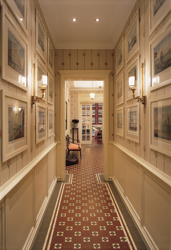 На фото: узкий коридор в классическом стиле