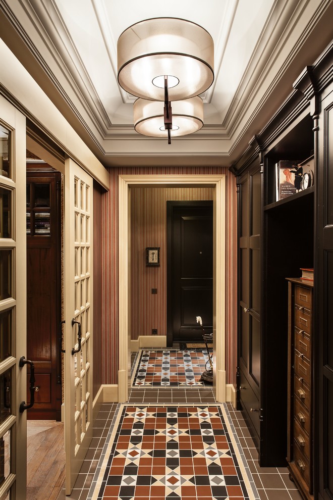 На фото: коридор: освещение в классическом стиле с