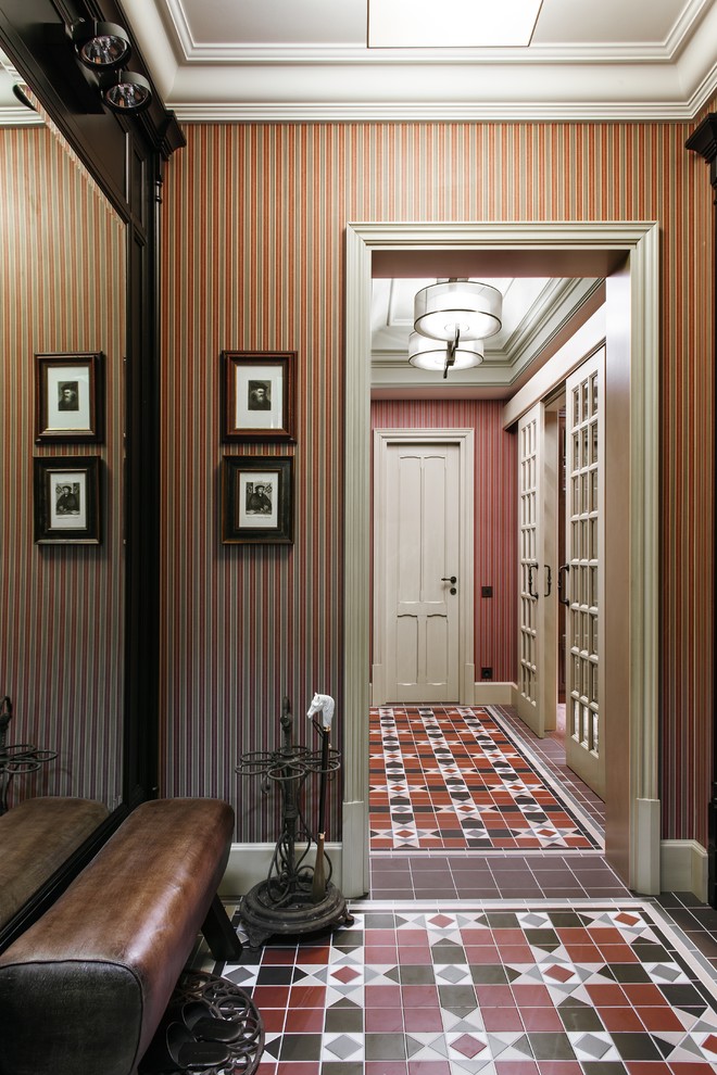 Источник вдохновения для домашнего уюта: узкий коридор в классическом стиле