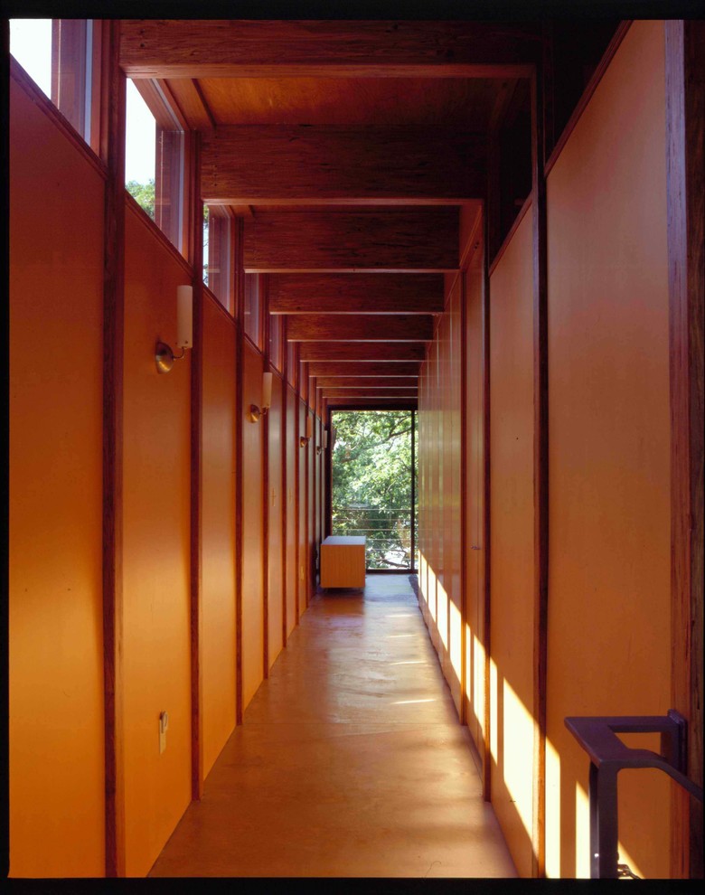 Идея дизайна: маленький, узкий коридор в стиле модернизм с желтыми стенами, бетонным полом и серым полом для на участке и в саду
