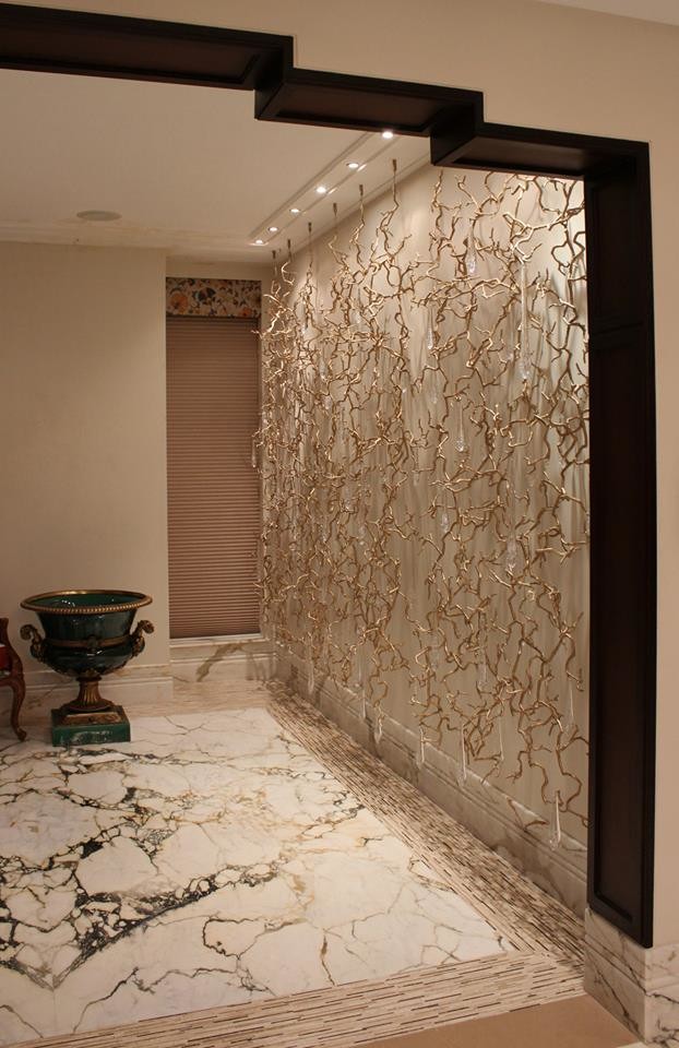 Inredning av en modern mycket stor hall, med beige väggar och marmorgolv