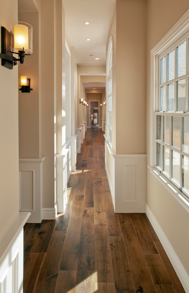 Источник вдохновения для домашнего уюта: коридор в классическом стиле с бежевыми стенами и паркетным полом среднего тона