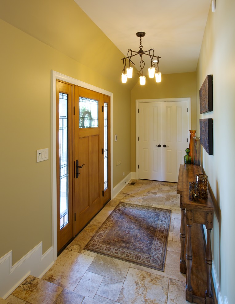 Источник вдохновения для домашнего уюта: маленький коридор в классическом стиле с желтыми стенами и полом из керамогранита для на участке и в саду