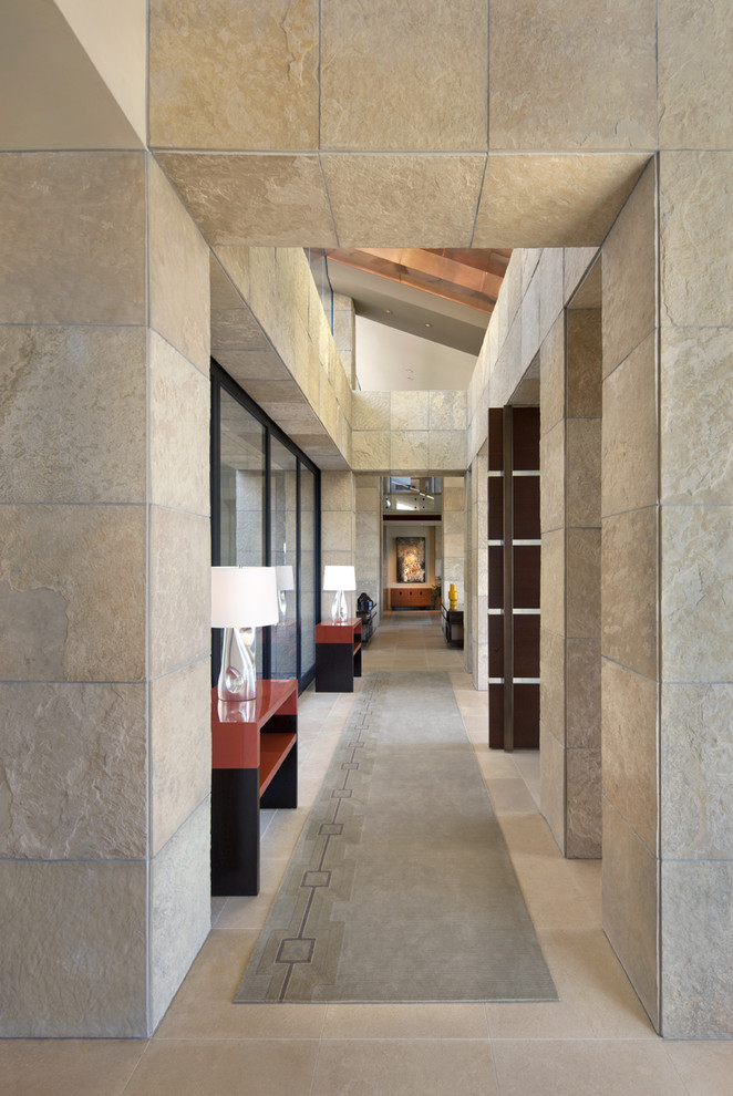 Свежая идея для дизайна: большой коридор в стиле фьюжн - отличное фото интерьера