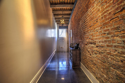 Стильный дизайн: маленький коридор в стиле рустика с белыми стенами и бетонным полом для на участке и в саду - последний тренд