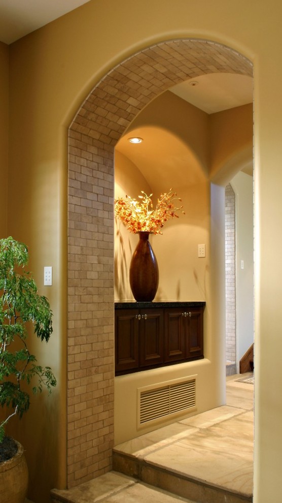 Свежая идея для дизайна: коридор в стиле рустика с желтыми стенами и полом из керамической плитки - отличное фото интерьера