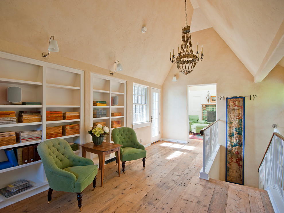 Foto de recibidores y pasillos clásicos con paredes beige, suelo de madera clara y suelo beige