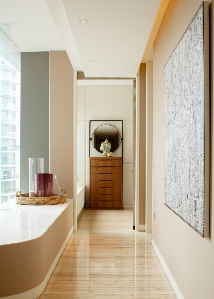 Modelo de recibidores y pasillos de estilo zen con paredes beige