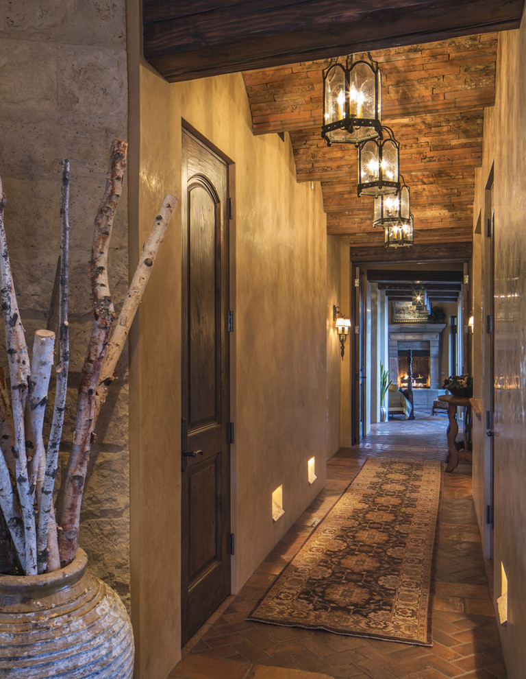 Источник вдохновения для домашнего уюта: большой коридор в стиле фьюжн с бежевыми стенами, кирпичным полом и коричневым полом