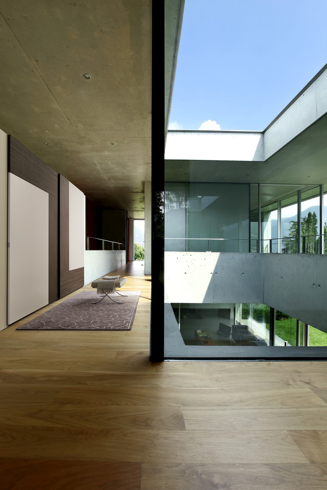 Пример оригинального дизайна: большой коридор в стиле модернизм