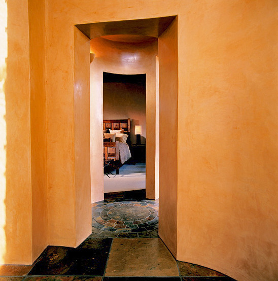 Пример оригинального дизайна: коридор среднего размера в стиле фьюжн с оранжевыми стенами и полом из сланца