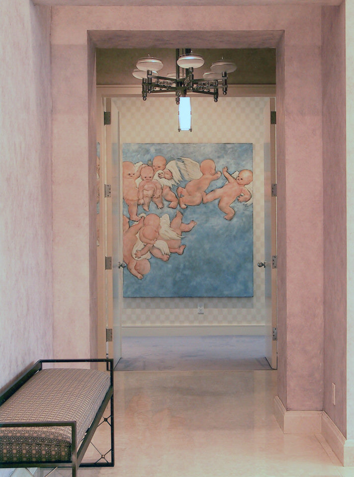 Стильный дизайн: большой коридор в стиле модернизм с фиолетовыми стенами, полом из известняка и бежевым полом - последний тренд