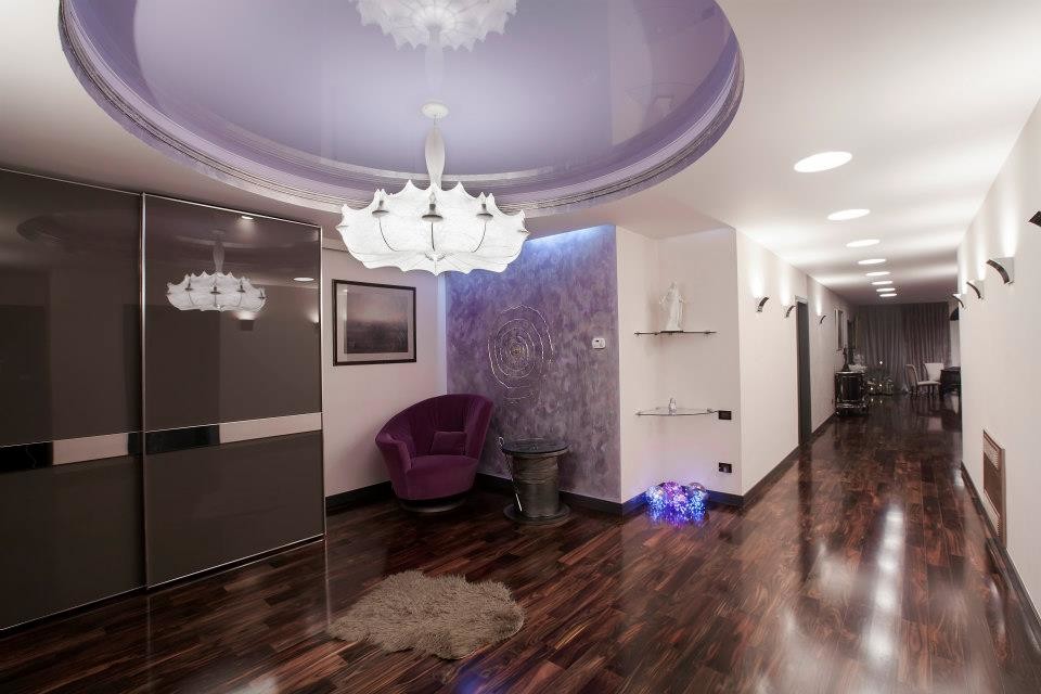 Foto de recibidores y pasillos contemporáneos con paredes púrpuras y suelo de madera oscura