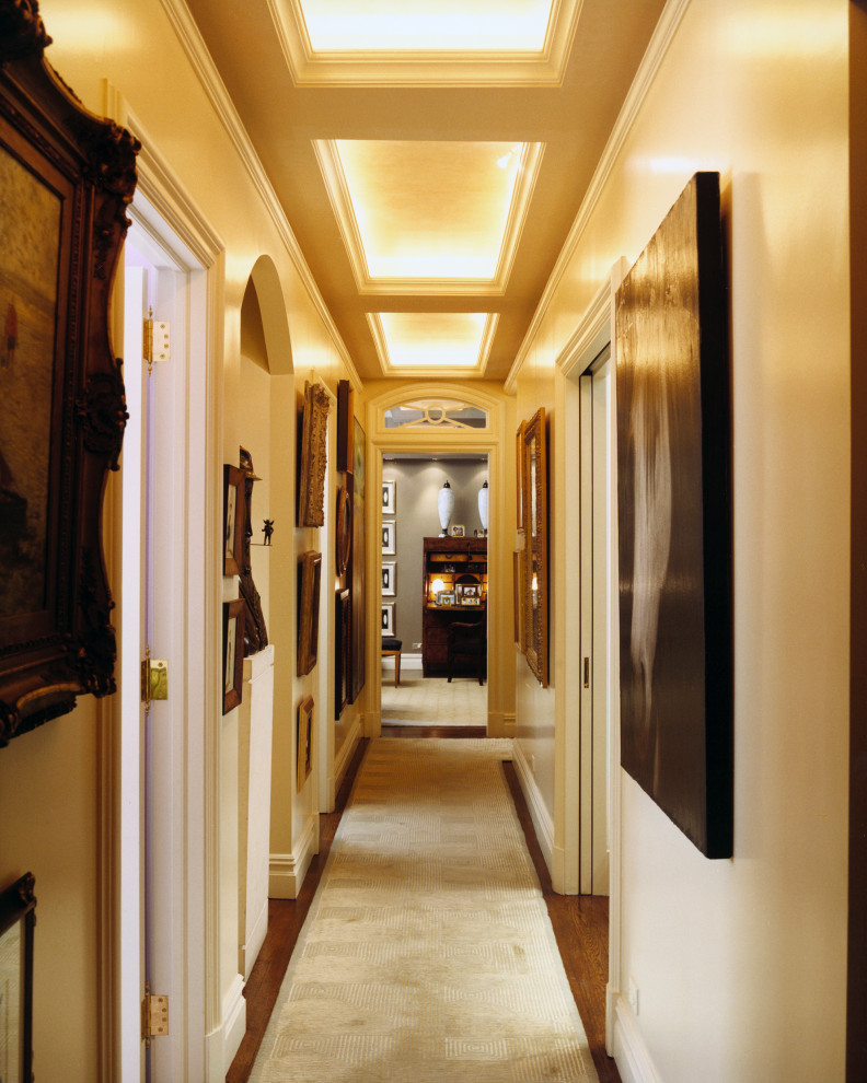 Свежая идея для дизайна: огромный коридор в классическом стиле с белыми стенами и паркетным полом среднего тона - отличное фото интерьера