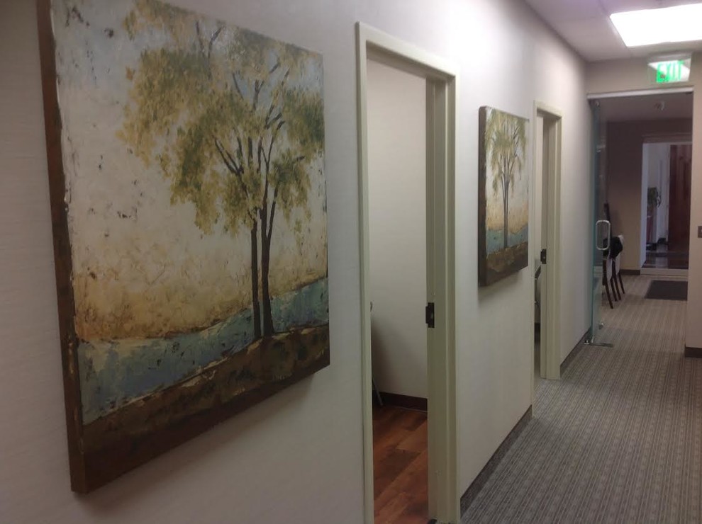 Cette photo montre un couloir chic avec un mur beige et moquette.