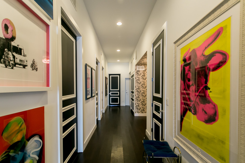 На фото: коридор среднего размера в современном стиле с разноцветными стенами, темным паркетным полом и коричневым полом
