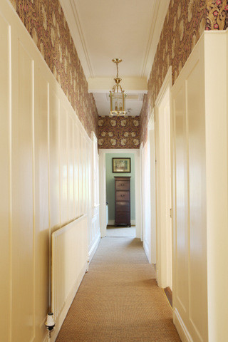 Exemple d'un couloir chic de taille moyenne avec un mur blanc et moquette.