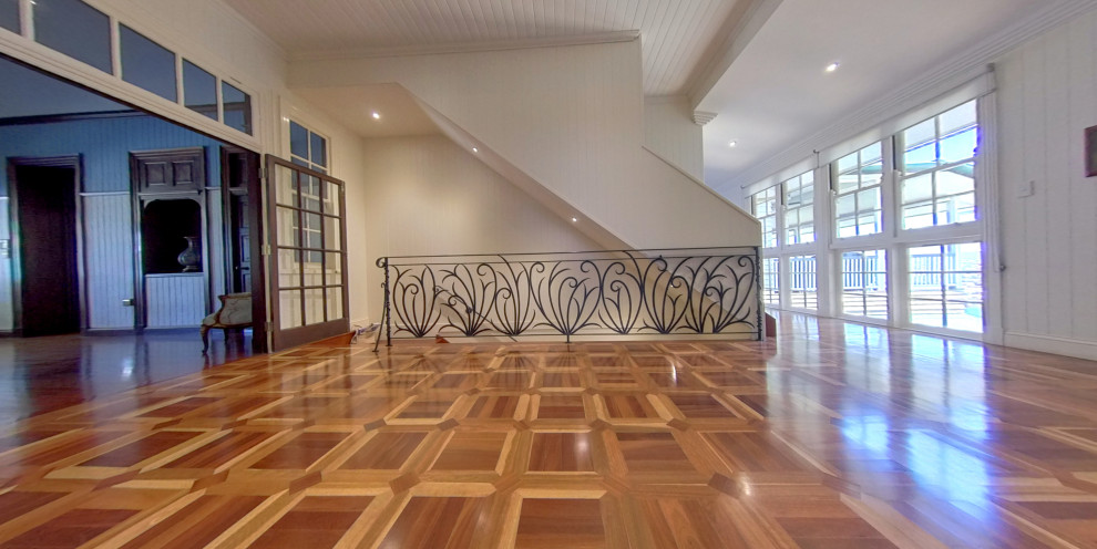 Idée de décoration pour un grand couloir tradition en bois avec un mur blanc, un sol en bois brun et un plafond en bois.