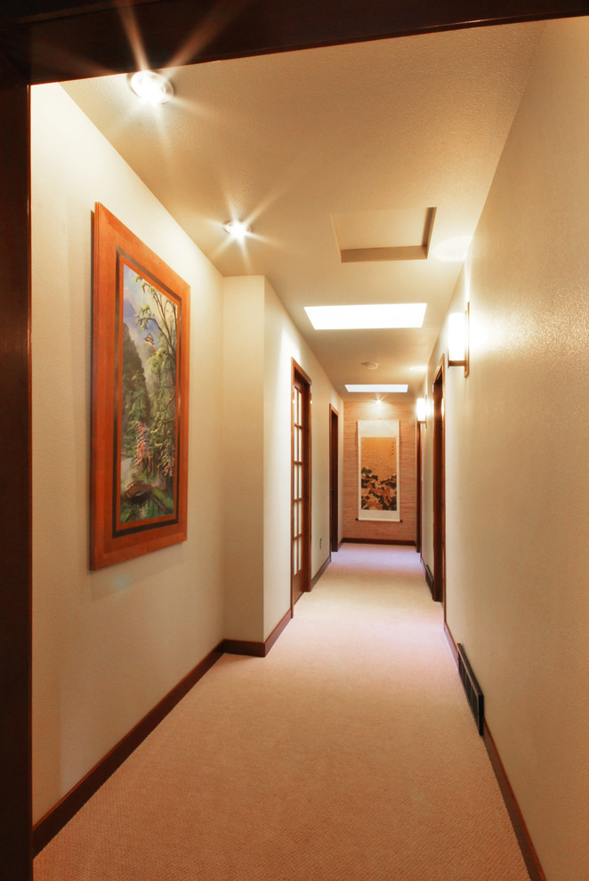 Свежая идея для дизайна: коридор в восточном стиле с белыми стенами и ковровым покрытием - отличное фото интерьера