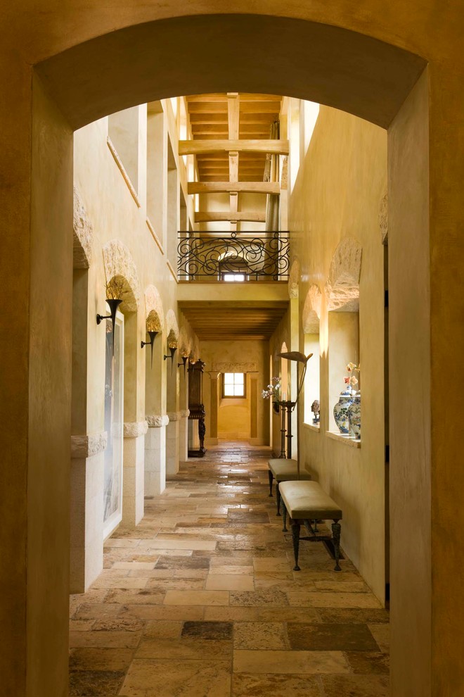Immagine di un grande ingresso o corridoio mediterraneo con pareti beige e pavimento con piastrelle in ceramica