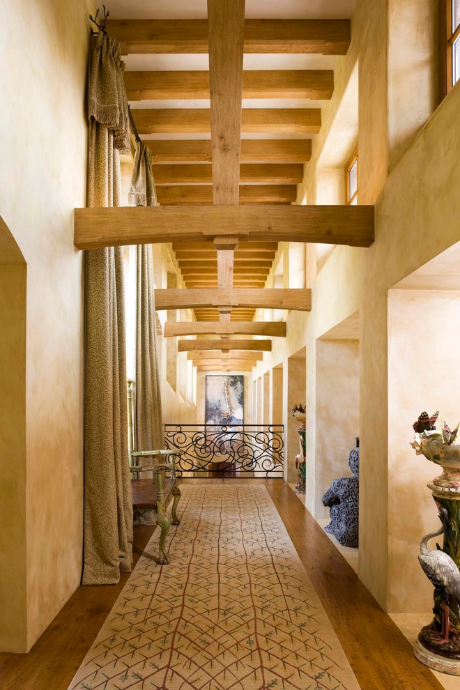 Ispirazione per un grande ingresso o corridoio mediterraneo con pareti beige e pavimento in legno massello medio