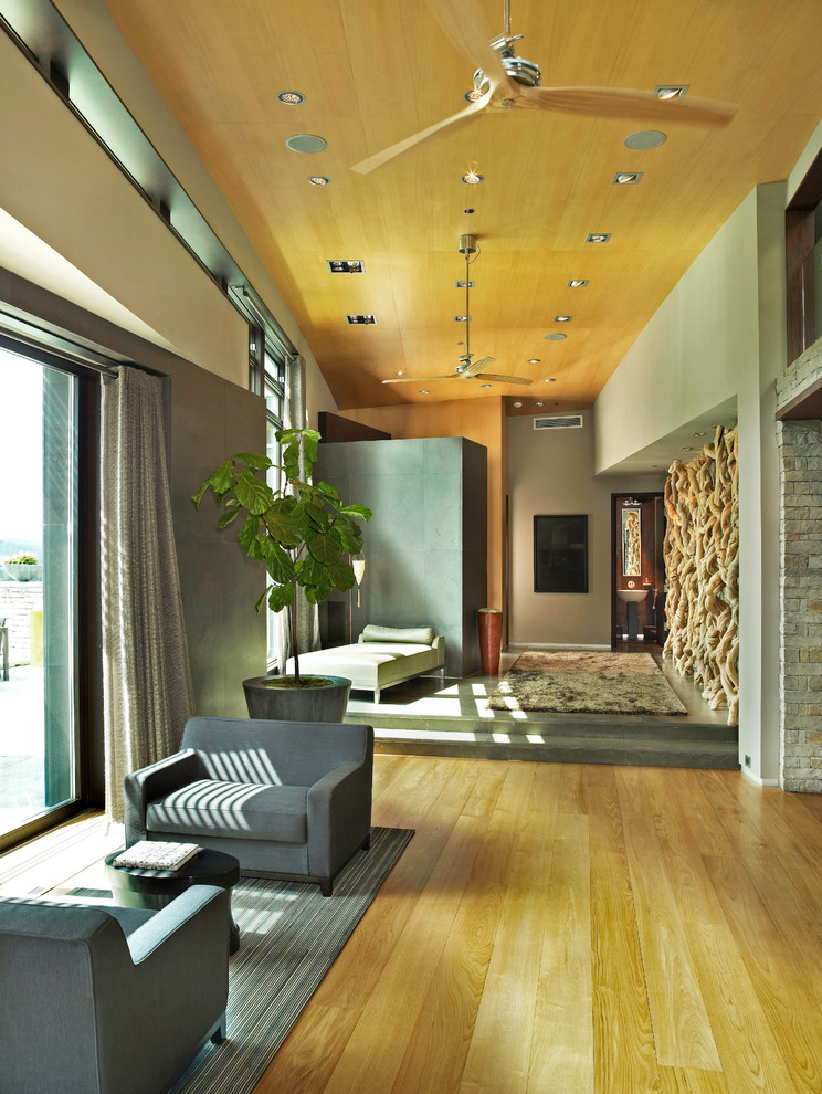 Esempio di un ampio ingresso o corridoio minimal con pareti grigie e pavimento in legno massello medio