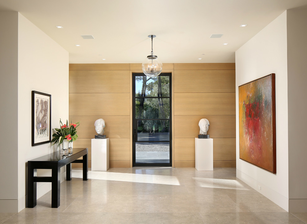 Стильный дизайн: большой коридор в современном стиле с бежевыми стенами, серым полом и полом из известняка - последний тренд