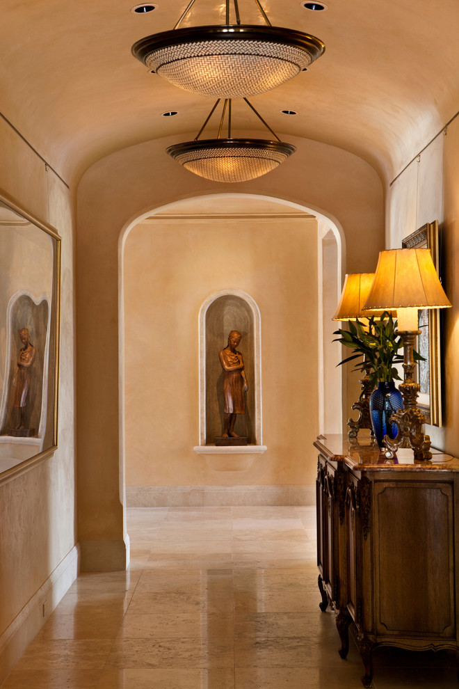 Пример оригинального дизайна: коридор среднего размера: освещение в средиземноморском стиле с бежевыми стенами, полом из керамической плитки и бежевым полом
