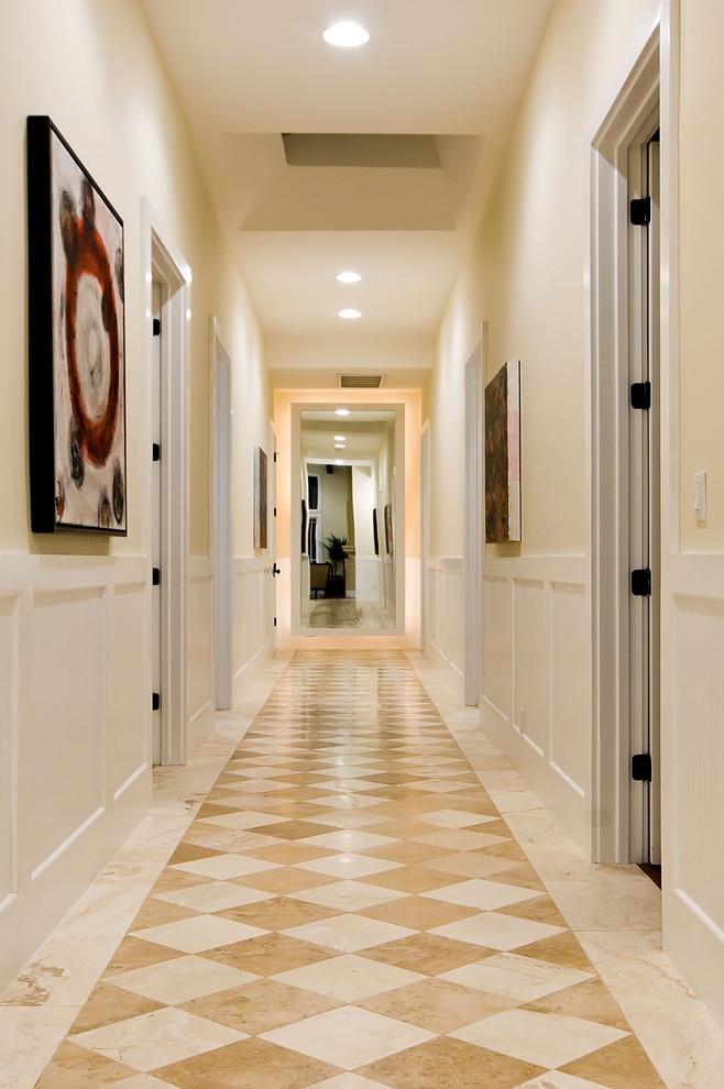 Ejemplo de recibidores y pasillos tradicionales con paredes beige, suelo de mármol y suelo multicolor