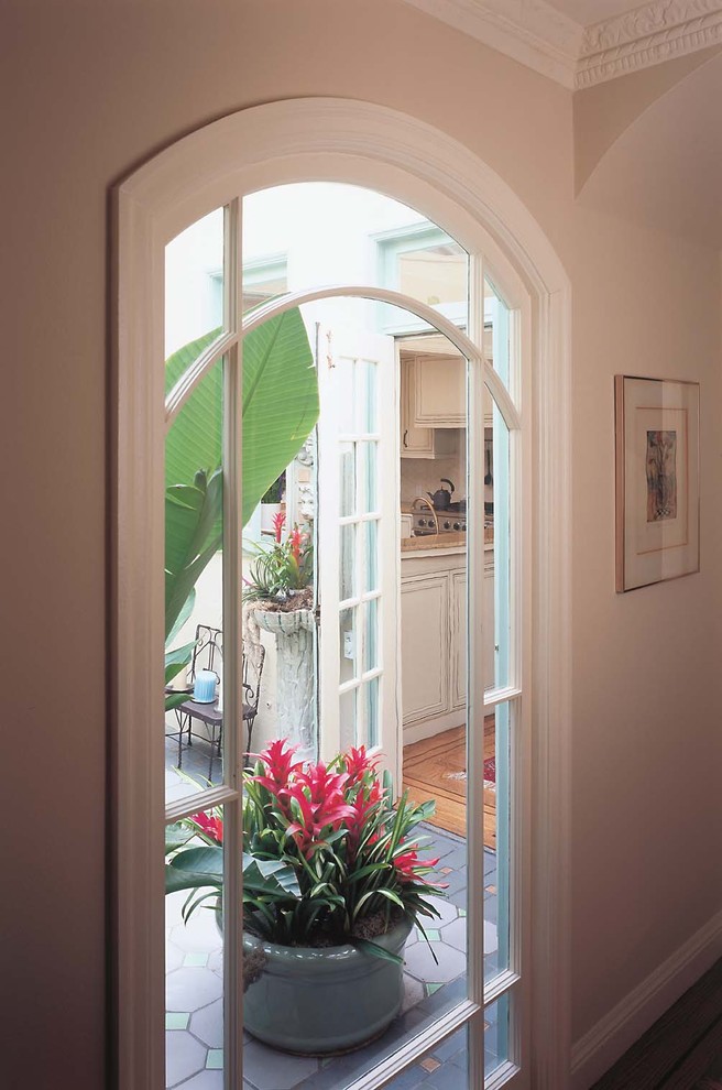 Источник вдохновения для домашнего уюта: маленький коридор в классическом стиле с бежевыми стенами, паркетным полом среднего тона и синим полом для на участке и в саду