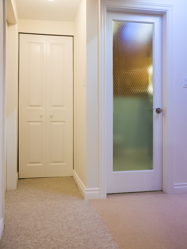 Cette photo montre un petit couloir chic avec un mur blanc et moquette.