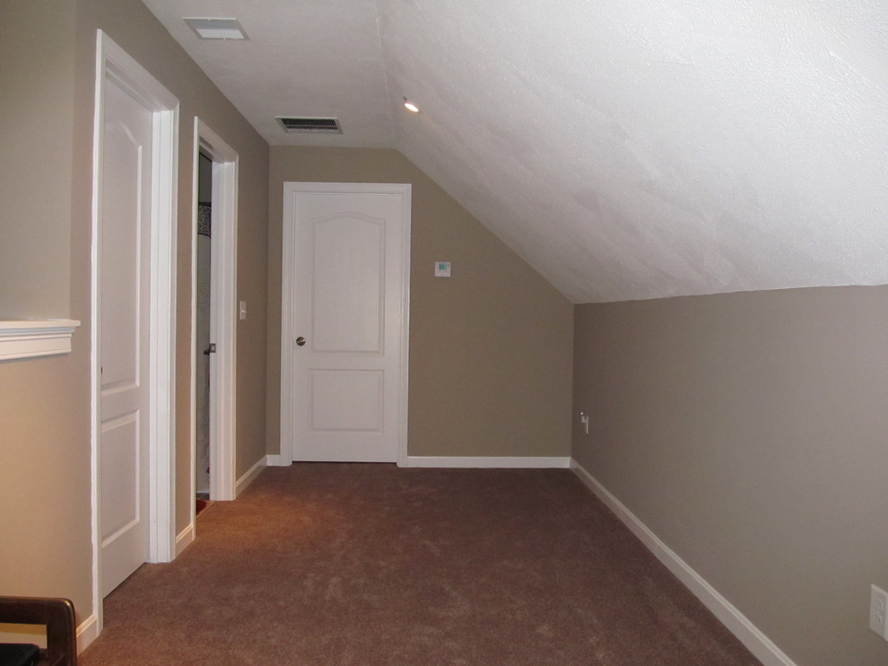 Стильный дизайн: коридор среднего размера в классическом стиле с бежевыми стенами и ковровым покрытием - последний тренд