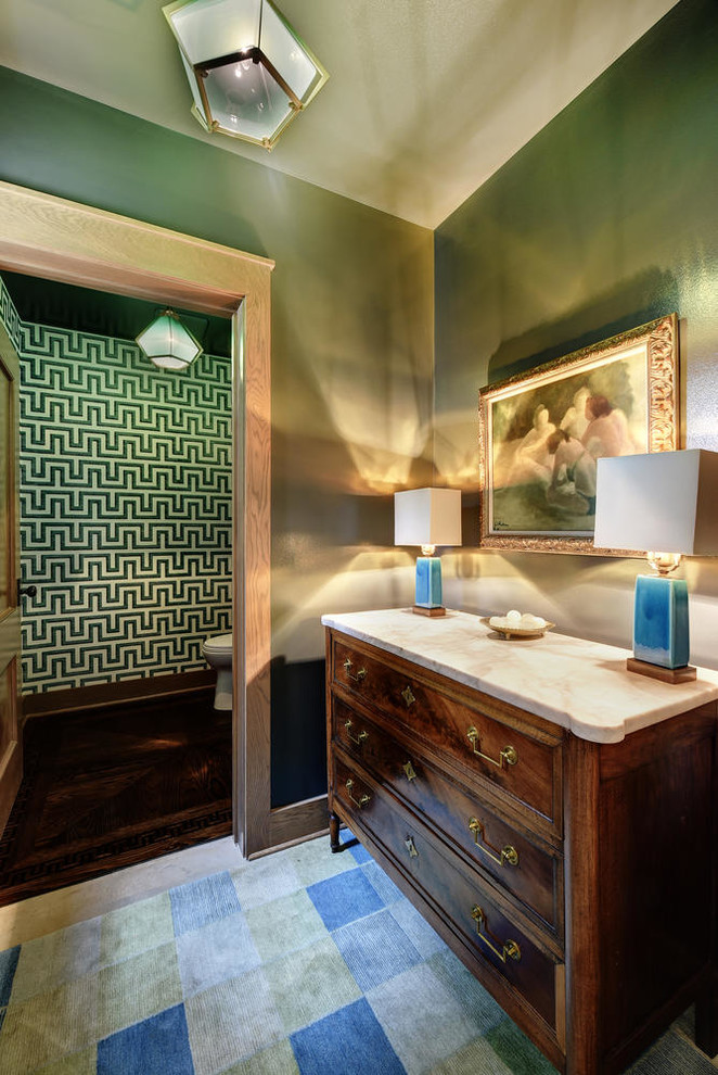 Источник вдохновения для домашнего уюта: коридор среднего размера: освещение в стиле неоклассика (современная классика) с зелеными стенами, бетонным полом и серым полом
