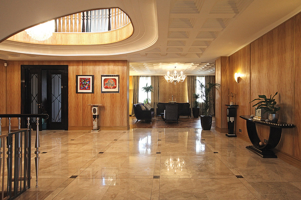 Источник вдохновения для домашнего уюта: огромный коридор в классическом стиле с коричневыми стенами и мраморным полом