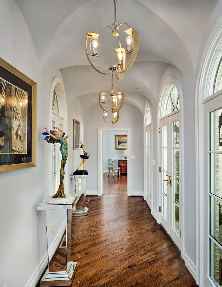 ダラスにある高級な中くらいなトラディショナルスタイルのおしゃれな廊下 (グレーの壁、濃色無垢フローリング、茶色い床) の写真