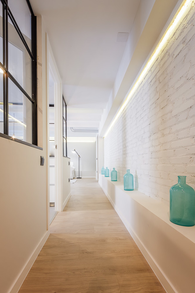 Свежая идея для дизайна: коридор: освещение в современном стиле с белыми стенами и светлым паркетным полом - отличное фото интерьера