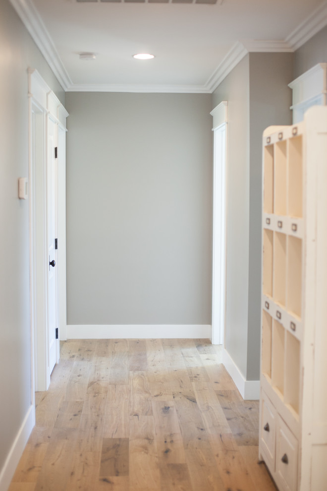 Cette image montre un couloir traditionnel avec un mur gris et parquet clair.