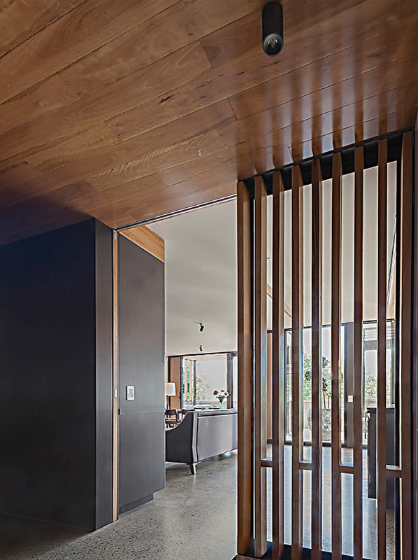 Источник вдохновения для домашнего уюта: коридор среднего размера в современном стиле с серыми стенами и бетонным полом