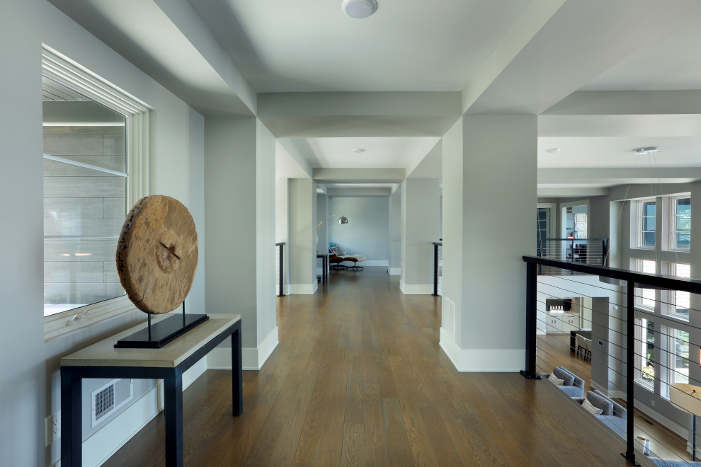 Источник вдохновения для домашнего уюта: большой, узкий коридор в стиле неоклассика (современная классика) с серыми стенами и паркетным полом среднего тона