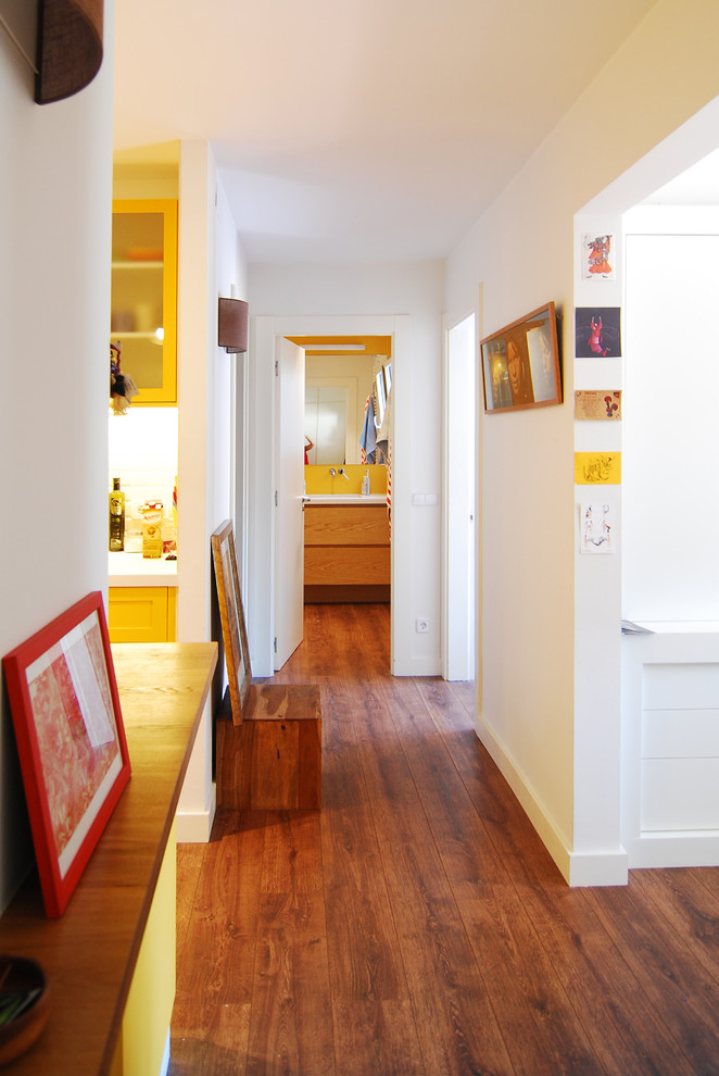 Inspiration pour un couloir traditionnel de taille moyenne avec un mur blanc et un sol en bois brun.